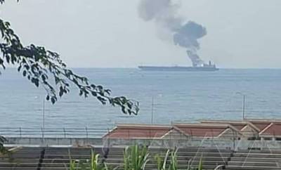 После возможной атаки беспилотника у берегов Сирии загорелся танкер