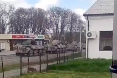 В Ростов прибыла колонна военной техники, видео