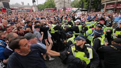 Во время акций против COVID-ограничений в Лондоне пострадали восемь полицейских