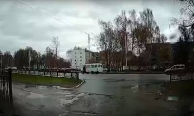 В Башкирии водитель ГАЗели выпал из кабины во время движения автомобиля