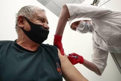 Власти Москвы сделают подарки жителям старшего возраста за прививку от COVID-19