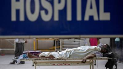 В Индии новая вспышка коронавируса: люди умирают в очереди к врачу