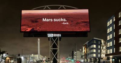 Экоактивисты установили у штаб-квартиры SpaceX билборд с надписью "Марс — отстой"