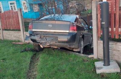 В Слуцке пьяный водитель врезался в стоявший авто, после чего тот проломил бетонный забор