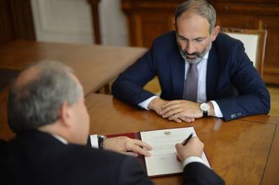 Президент Армении принял отставку Пашиняна