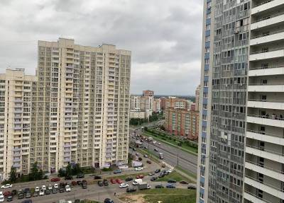 Родители гуляли с сестрой: 9-летний мальчик выпал из окна 15 этажа в Химках и погиб