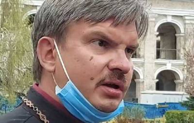 В центре Киева пьяный мужчина в рясе священника бросался на людей