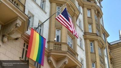 Брутер рассказал, чем обернется для Америки флаг ЛГБТ и США на одном флагштоке