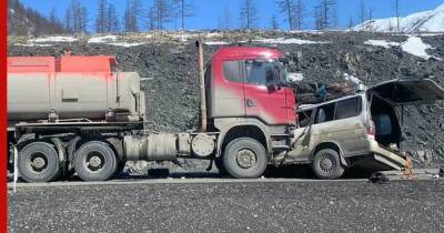 Четыре человека погибли в Якутии при столкновении грузовика с микроавтобусом