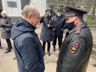 Депутата Рашкина попросили отказаться от табуретов на встречах с избирателями