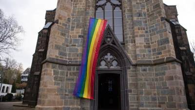 Австрия: неизвестные сжигают флаги ЛГБТ-сообщества, вывешенные на церквях