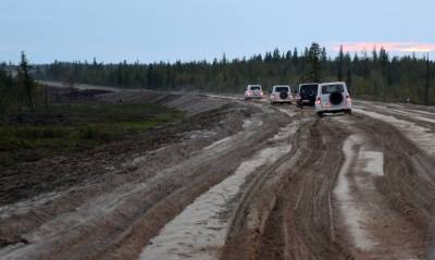Неловкая ситуация: на Ямале размыло дорогу, по которой губернатор обещал "круглогодичный проезд"
