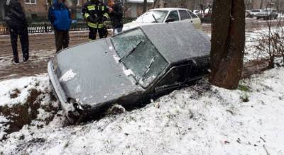 Вытаскивали из-под опрокинутого авто: в аварии под Ярославлем пострадал водитель