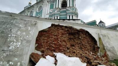 В Смоленске рухнула часть стены главного храма города