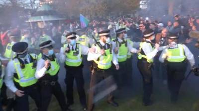 В Лондоне протестующие против COVID-ограничений напали на полицейских