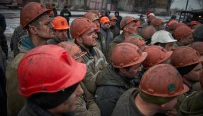 На Донетчине горняки отказываются спускаться в шахту, требуя выплатить зарплату