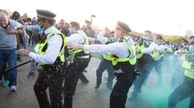 В Лондоне произошли столкновения на акциях протеста из-за карантина