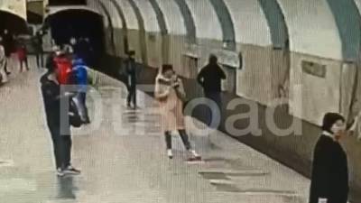 Момент падения пассажира под поезд в московском метро попал на видео