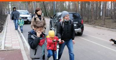 «Прогулка по лесу связана со стрессом»: в Шарташском лесопарке автомобилисты ездят по велодорожке