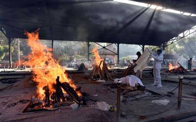 Индия четвертый день бьет рекорд по числу случаев COVID-19. Умерших сжигают прямо на улице