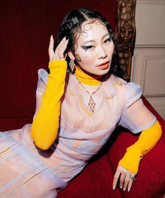 Ким Джонс - Носите прозрачное платье поверх яркой водолазки как Ян Гэ - skuke.net - Россия