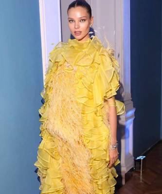 Желтое платье, достойное «Оскара»: Алеся Кафельникова в шедевре из шелковой органзы и перьев