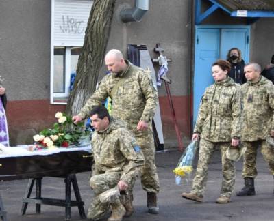 На Волыни попрощались с погибшим на Донбассе бойцом Александром Луциком