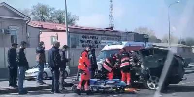 В Одессе на Балковской БМВ влетел в столб и разорвался на две части, водитель чудом выжил - видео и фото - ТЕЛЕГРАФ