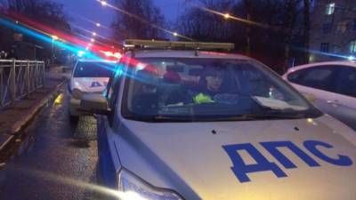 Иномарка врезалась в забор и припаркованную машину в Саратовской области
