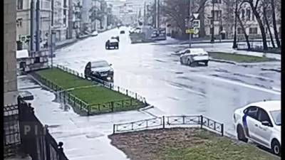 На Большом проспекте Васильевского острова иномарка врезалась в Range Rover: видео