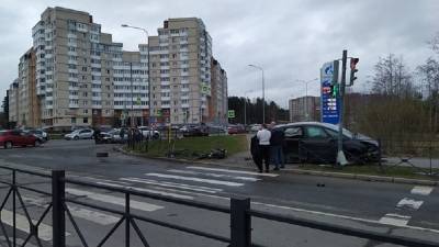 Фото: Citroen сломал ограждения и вылетел на тротуар после ДТП в Сосновом Бору