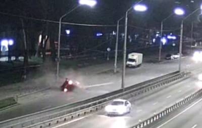 В Киеве пьяный водитель на огромной скорости вылетел с дороги на ограждение
