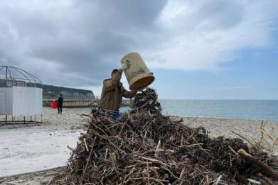 Активисты убрали мусор в прибрежной зоне Геленджика