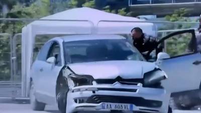 Албанский водитель устроил погром на главной площади Тираны. Видео