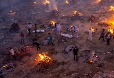 В Индии массово сжигают умерших от коронавируса