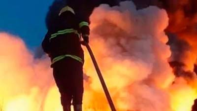Огонь охватил частные дома и дворовые постройки в городе Березовский