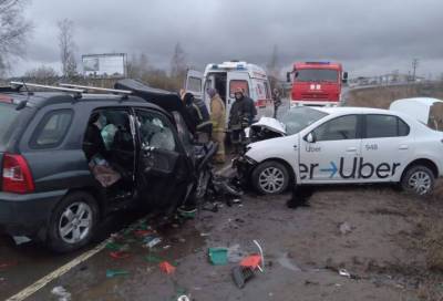 В лобовой аварии под Тосно пострадал 23-летний таксист
