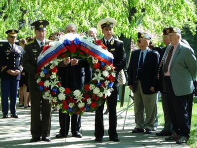 Российские и американские дипломаты возложили венки к мемориалу «Дух Эльбы»