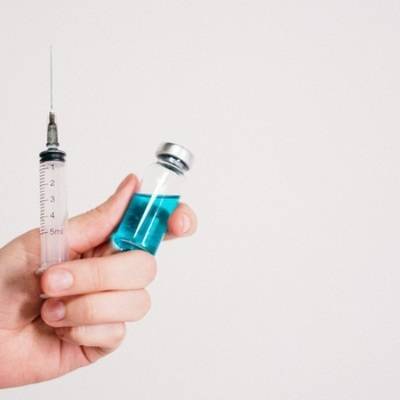 В Германии медсестра подменила вакцину от коронавируса физраствором