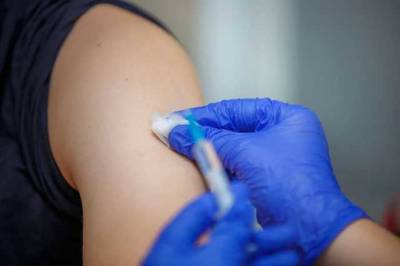Половина населения Британии получила первую прививку от Covid-19
