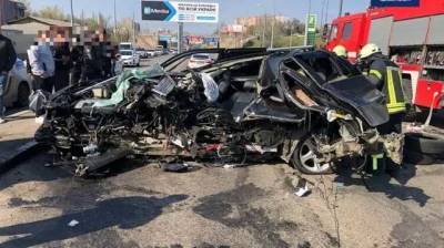В Одессе BMW разорвало на части после столкновения с опорой рекламного щита