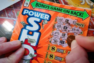 Женщина выиграла 500 000 долларов: брат забыл о ее дне рождения и подарил лотерейный билет