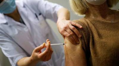 Во Франции более сотни человек вместо прививки получили физраствор