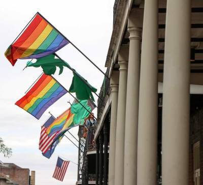Политолог Брутер оценил последствия для Вашингтона из-за флага ЛГБТ и США на одном флагштоке: "Это смешно"