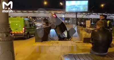 В Москве автомобиль упал в подземный переход