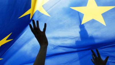 ЕС откроет границы для привитых одобренными вакцинами туристов