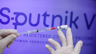 Премьер Саксонии заявил о необходимости признать в ФРГ прививки "Спутником V"