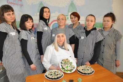Осужденных женщин в Новосибирске научили готовить роллы