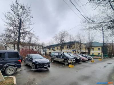 В Южно-Сахалинске на придомовой территории появилась "элитная" парковка