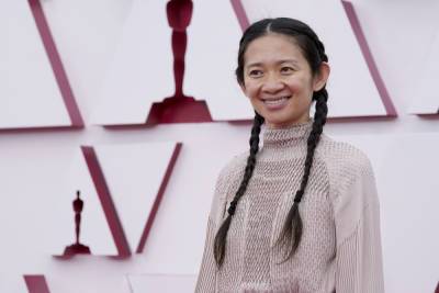 Хлоя Чжао получила Оскар как лучший режиссер за фильм Земля кочевников